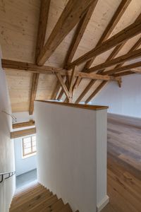 Treppe in einer Dachgeschosswohnung mit Sichtbaren Holzgeb&auml;lk